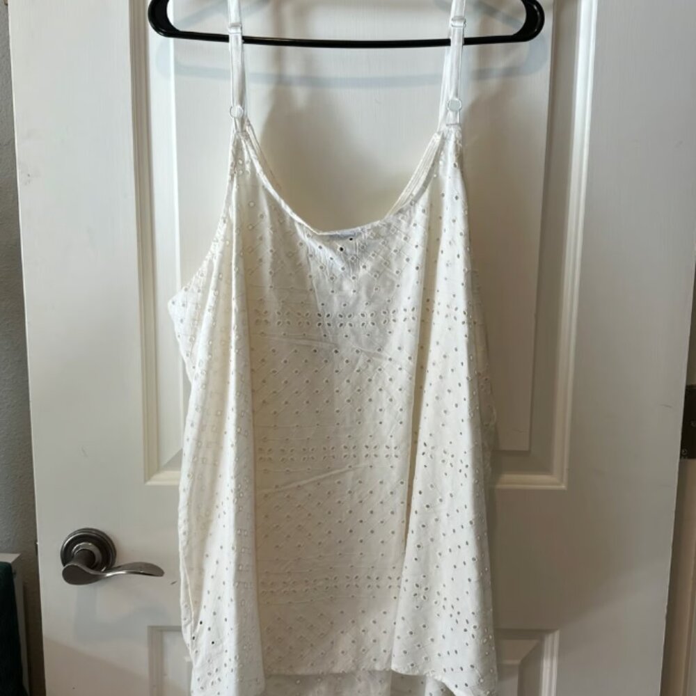 Torrid Sophie White Eyelet Cami Top V-Neck Adjustable Straps Size 3X 22-24 NEW - Picture 2 of 3